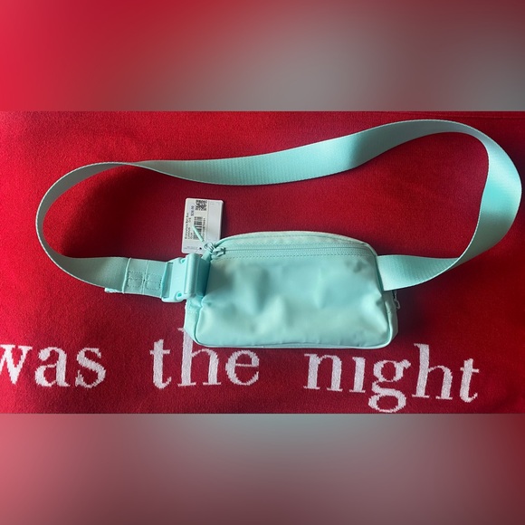 NWT! Lululemon Light Blue “Everywhere Belt Bag” - Picture 5 of 6